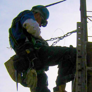 Trabajador de la construcción suspendida de caída arnés de seguridad