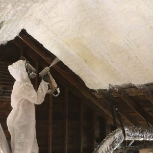 Aplicación de aislamiento de espuma de aerosol - Vigas del techo
